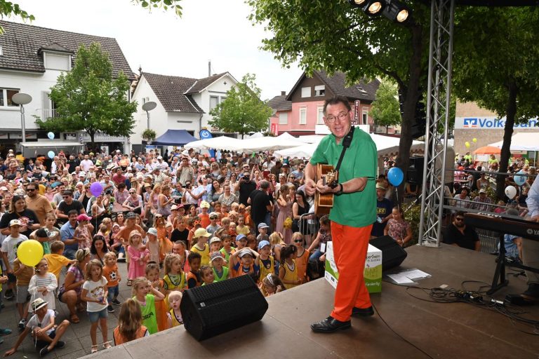 Kinderliedermacher Wolfgang Hering sorgte für Stimmung beim 11.  Hessischen Familientag in Lampertheim. - Foto: Karl Kübel Stiftung / Thomas Neu