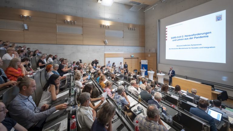 Viel Andrang beim Symposium SARS-CoV-2: Herausforderungen und Lehren aus der Pandemie. - Foto: HMSI/Tim Wegner