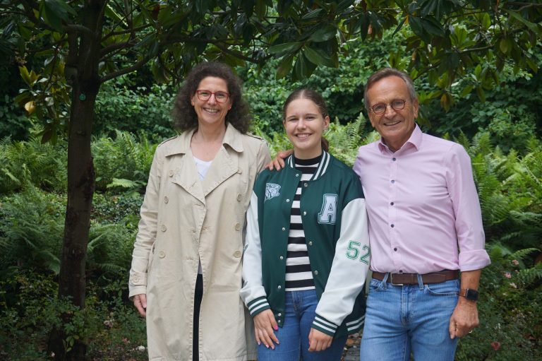 Bettina und Lisa Becker mit Vereinsvorsitzendem Wolfgang Riedel.