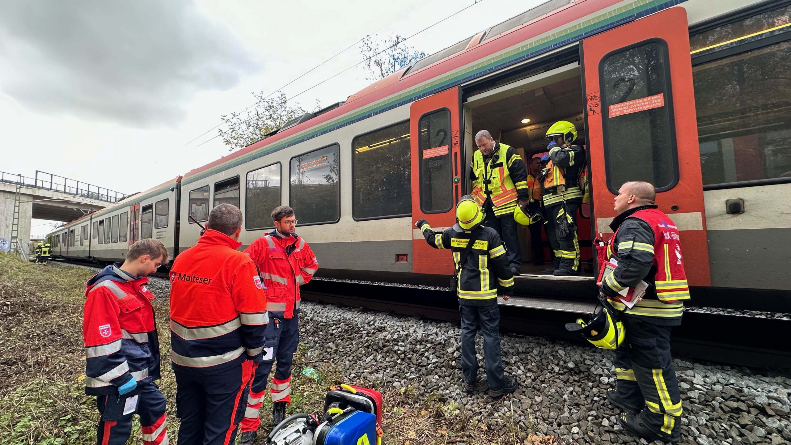 Read more about the article Hattersheim: Tödlicher Bahnunfall – Großeinsatz und Sperrungen am Bahnhof