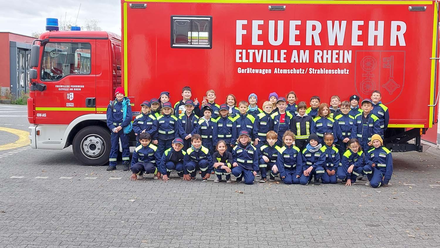 Read more about the article Eltville: Erfolgreiche Abnahme der Feuerwehrabzeichen Tatze und Jugendflamme