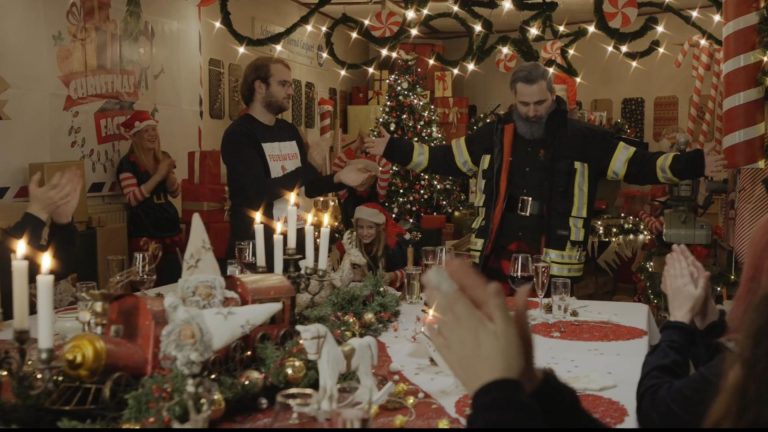 Als Dank für die alljährliche Hilfe lädt der Weihnachtsmann die Hattersheimer Feuerwehrfrauen und -männer zu einem Festmahl ein.