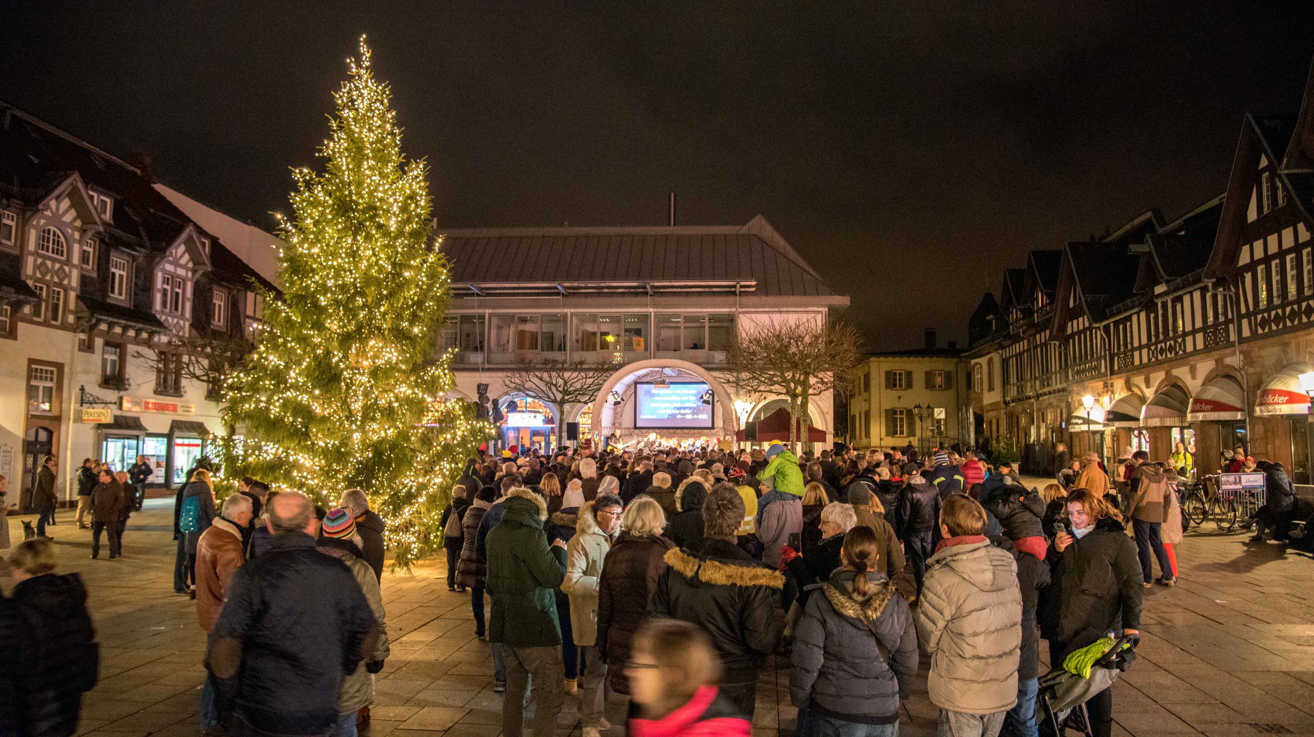 Read more about the article Bad Homburg: Gemeinsames Weihnachtssingen und Endspurt beim Weihnachtszauber