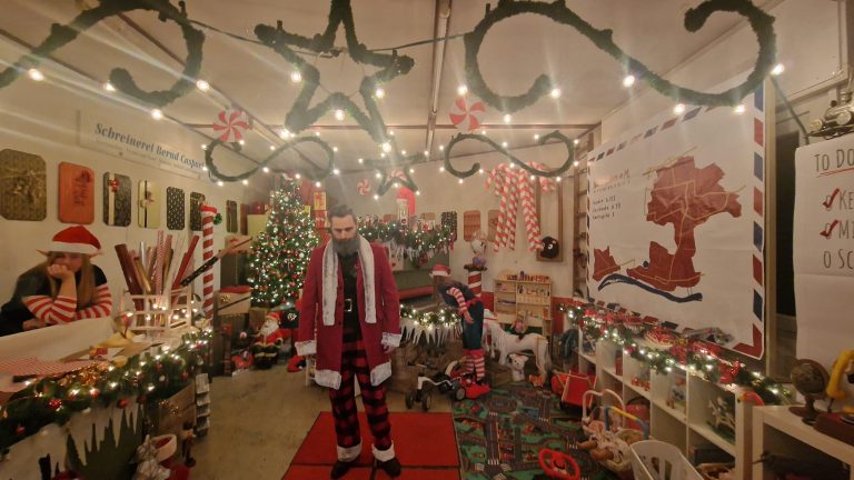 Behind-the-scenes: Der Weihnachtsmann in der aufwändig dekorierten Weihnachtsmannwerkstatt in der Schreinerei Caspari in Okriftel.