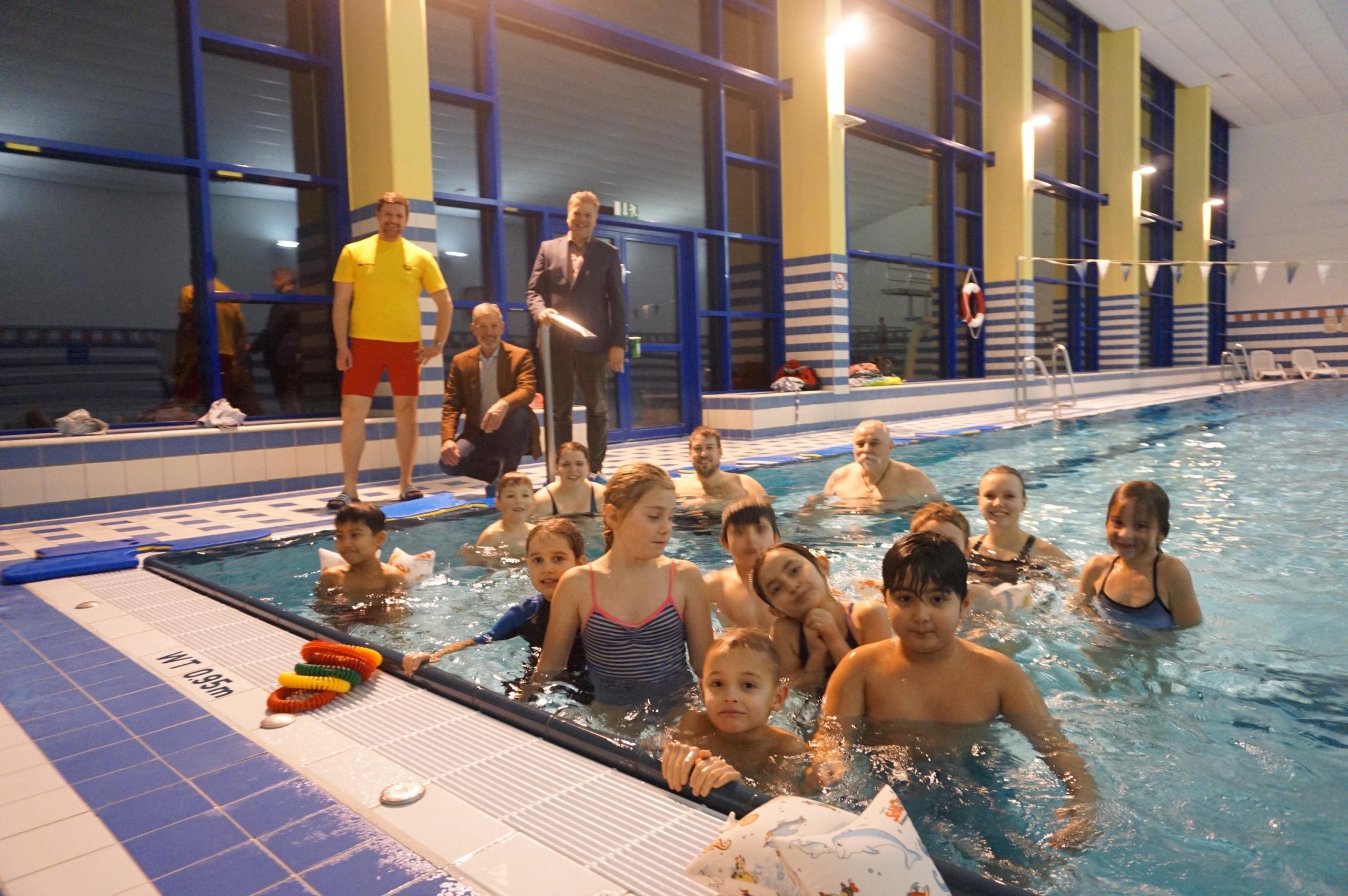 Read more about the article Usingen: Eine tolle Aktion, die Schule machen sollte – Kostenlose Schwimmkurse für Mädchen und Jungen