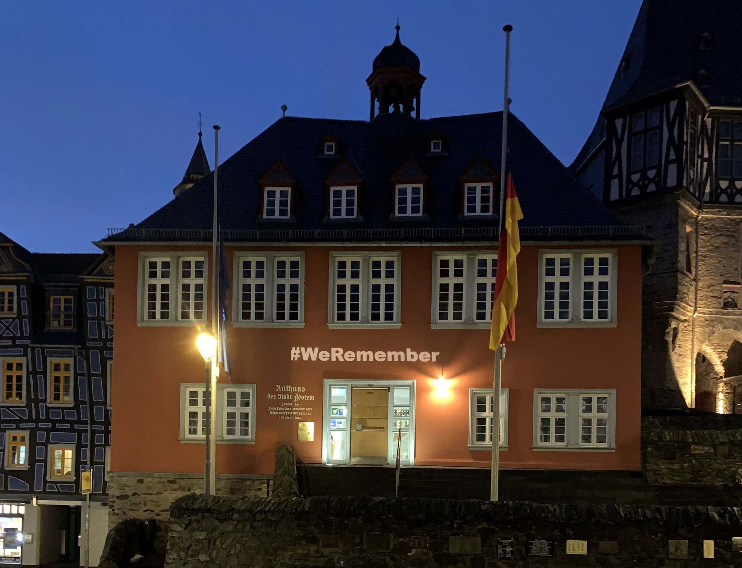 Read more about the article Idstein: „#WeRemember“ am Rathaus erinnert an Vertreibung und Tod jüdischer Mitbürger  