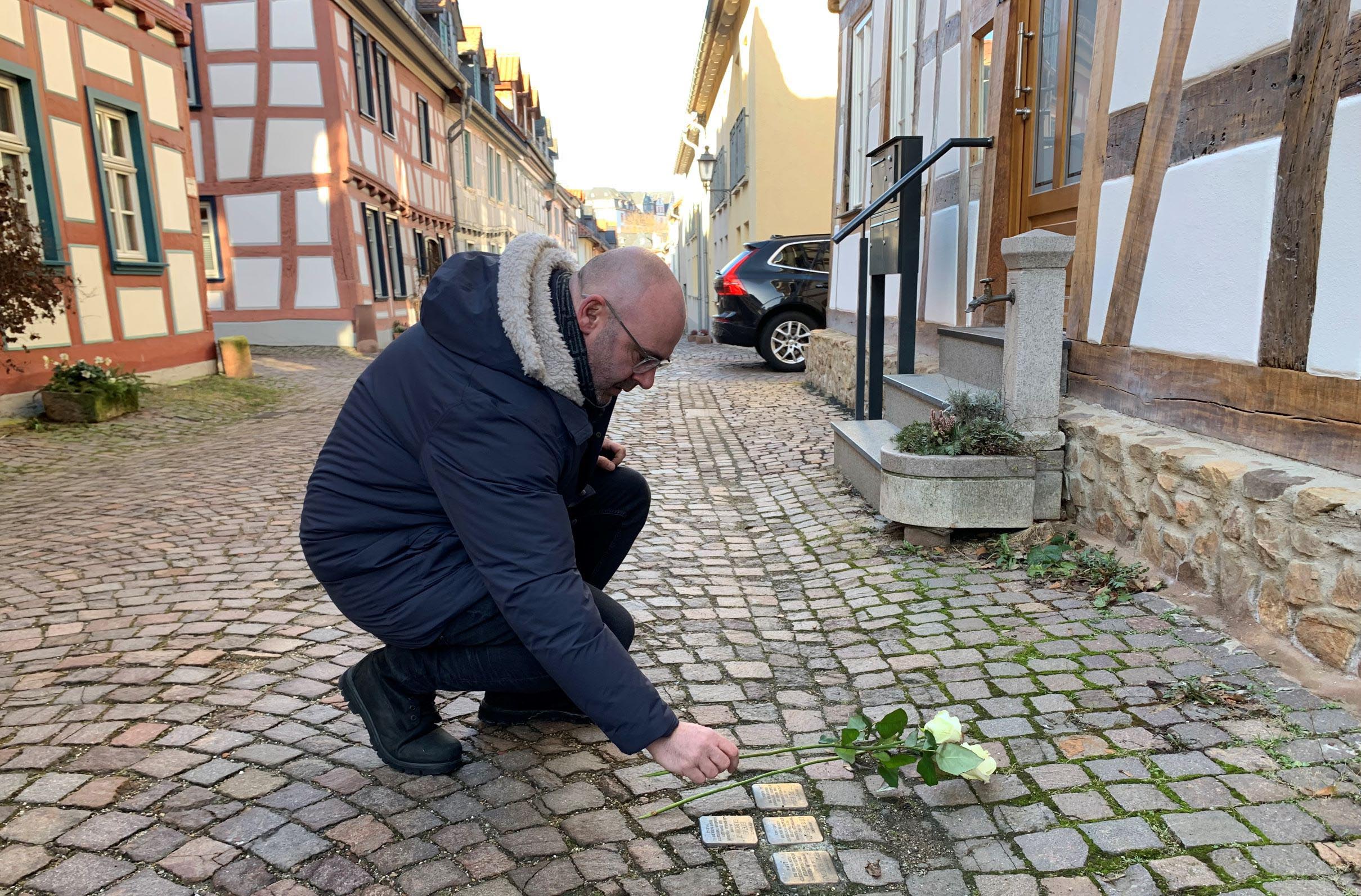 Read more about the article Idstein: Bürgermeister legt weiße Rosen nieder – Gedenken an die Opfer des Holocaust