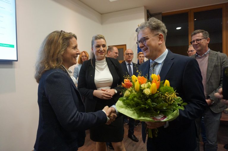 Nada Majchrzak, Beate Schenk-Motzko und Bürgermeister Leonhard Helm.