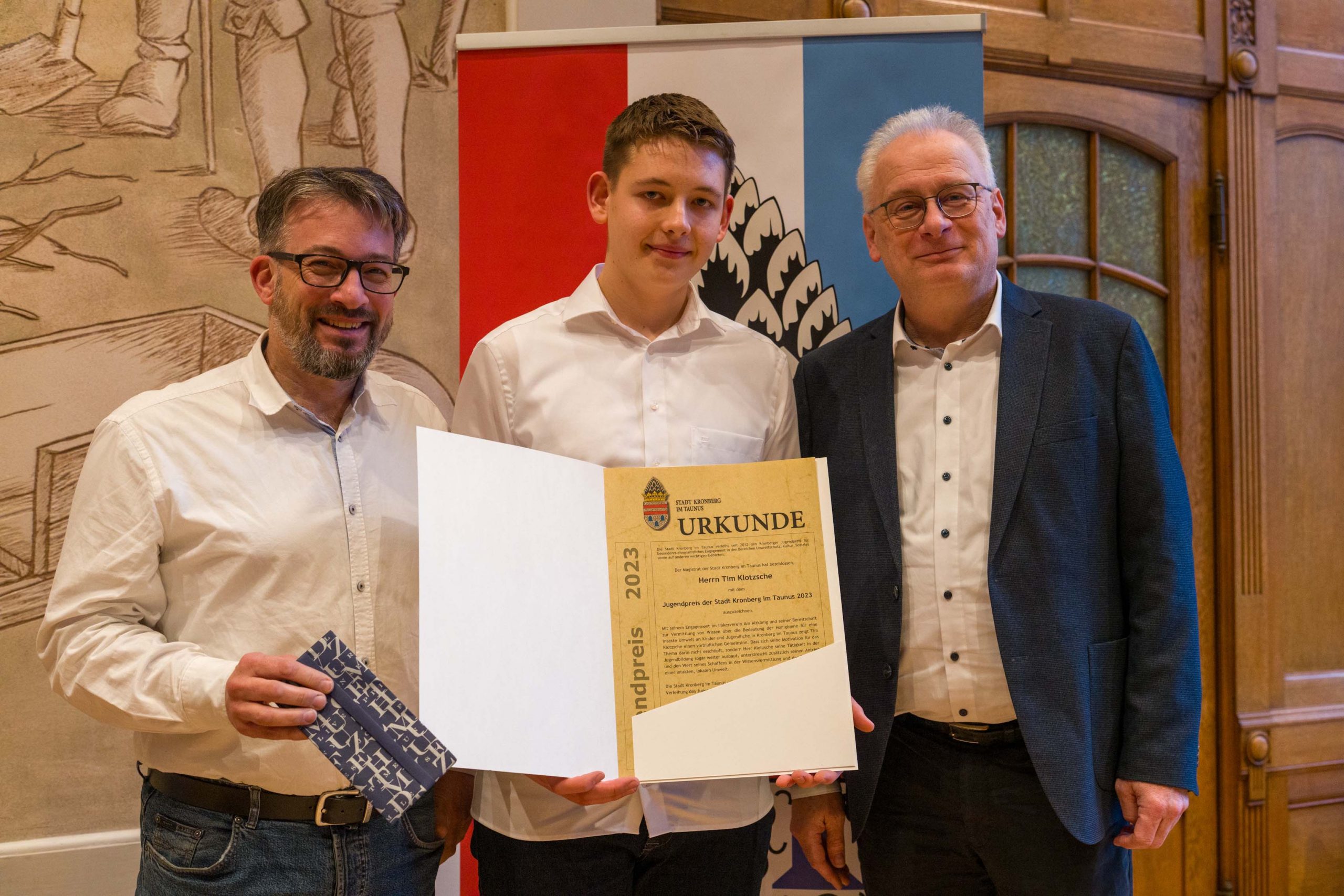 Read more about the article Kronberg: Die Begeisterung für Bienen stachelt ihn an – Tim Klotzsche erhält Jugendpreis der Stadt