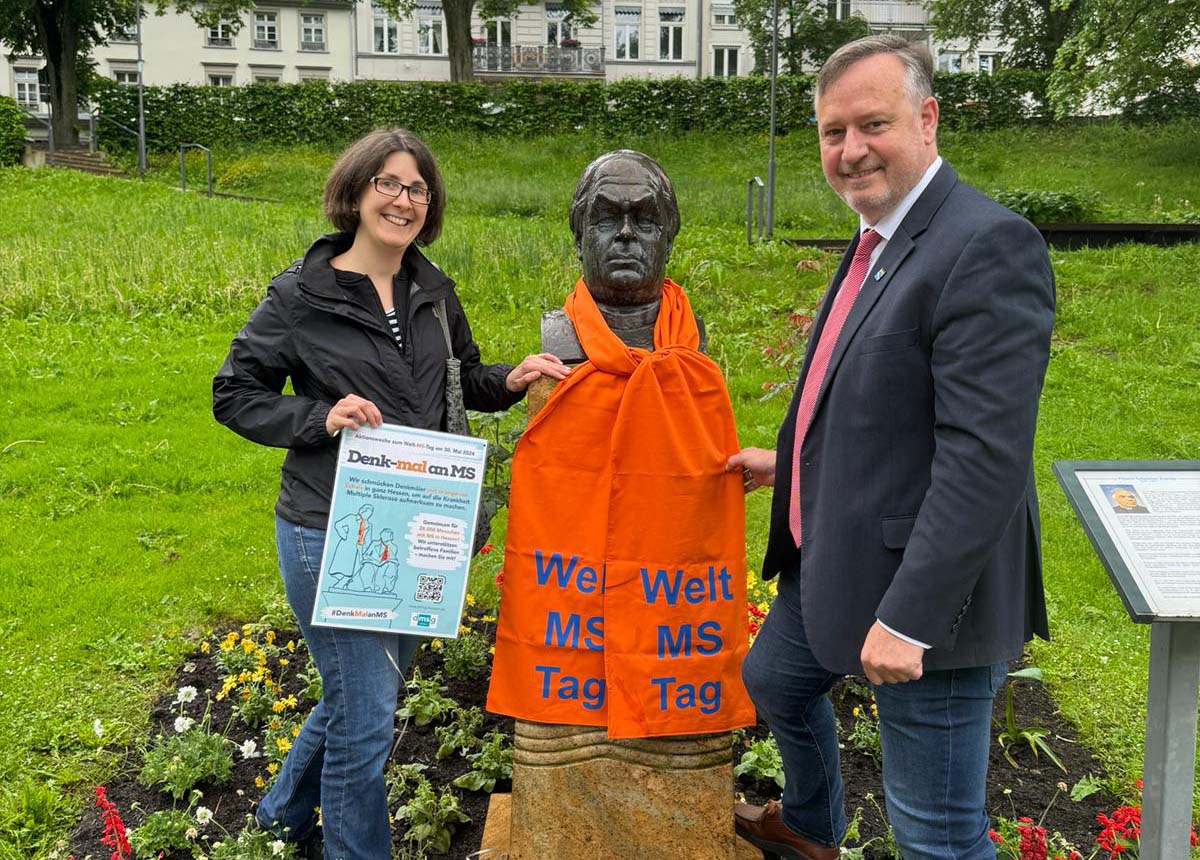 Read more about the article Bad Schwalbach: Denk-mal an MS – Kneipp-Büste erstrahlt in Orange