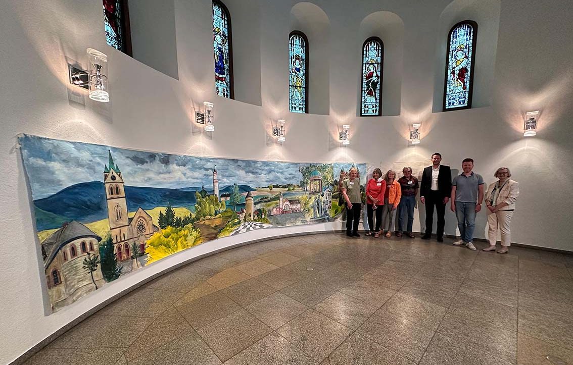 Read more about the article Bad Homburg: Kanadische Künstler verewigen Sehenswürdigkeiten der Stadt auf sechs Metern Leinwand