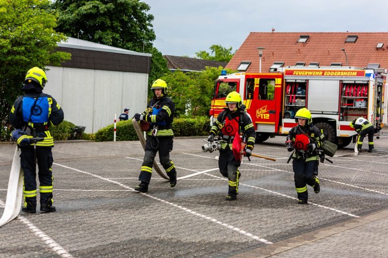 Die Leistungsgruppe der Feuerwehr Eddersheim beim praktischen Teil der Hessischen Feuerwehrleistungsübung. - Foto: S. T. Baum/Feuerwehren Hattersheim