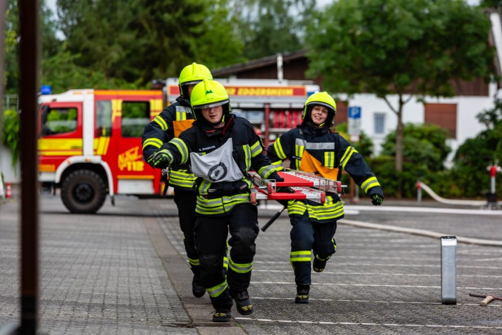 Die Leistungsgruppe der Feuerwehr Eddersheim beim praktischen Teil der Hessischen Feuerwehrleistungsübung. - Foto: S. T. Baum/Feuerwehren Hattersheim