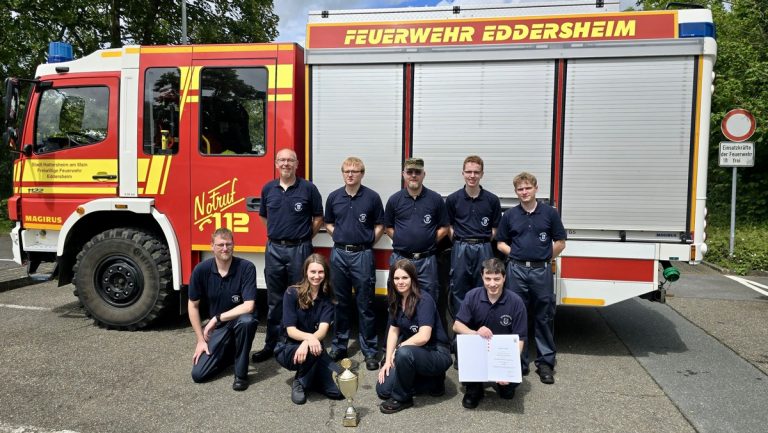 Die Leistungsgruppe der Feuerwehr Eddersheim mit Pokal und Urkunde. - Foto: Feuerwehren der Stadt Hattersheim am Main