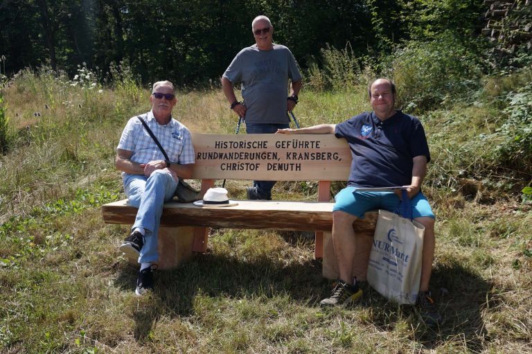 Kleine Rast auf der neu installierten Bank (v. l.): Axel Förster, Markus Keller und Wegewart Christof Demuth. - Foto: pit