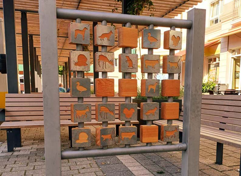 Mehr über den Artikel erfahren Oberursel: Spielen auf dem Epinayplatz – Kinder freuen sich über Memory und Pirouette