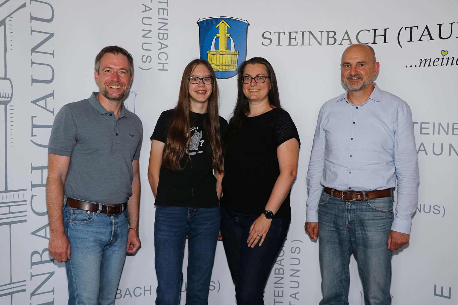 Mehr über den Artikel erfahren Steinbach: Mathematik-Landessiegerin Annika Schade zu Besuch beim Bürgermeister