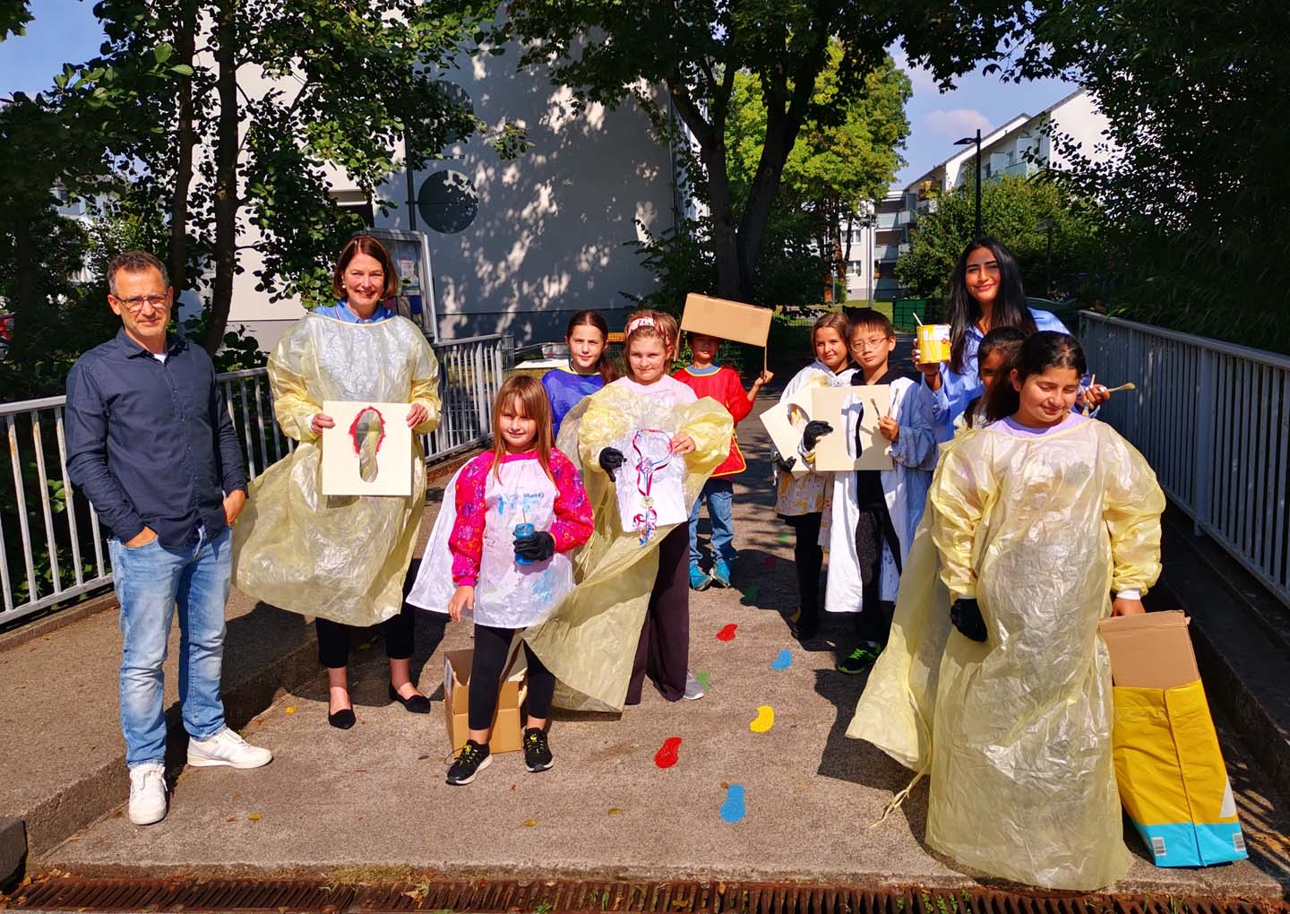 Mehr über den Artikel erfahren Oberursel: Sicherer Schulweg in Weißkirchen – Kinder, Schulleitung und Bürgermeisterin markieren den Weg zur Grundschule