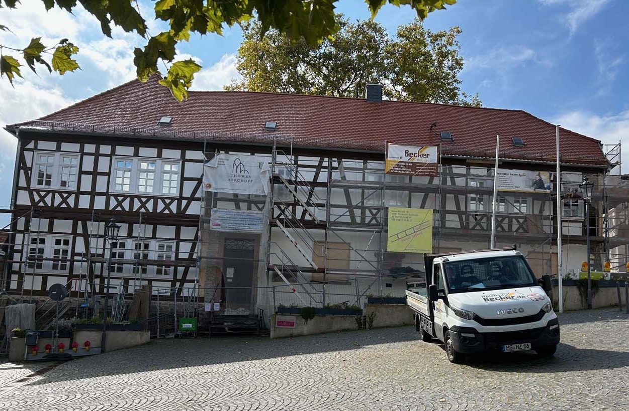 Mehr über den Artikel erfahren Oberursel: Baustellenrundgang Vortaunusmuseum – Teile der Außenfassade fertig und Fortschritte im Innenbereich