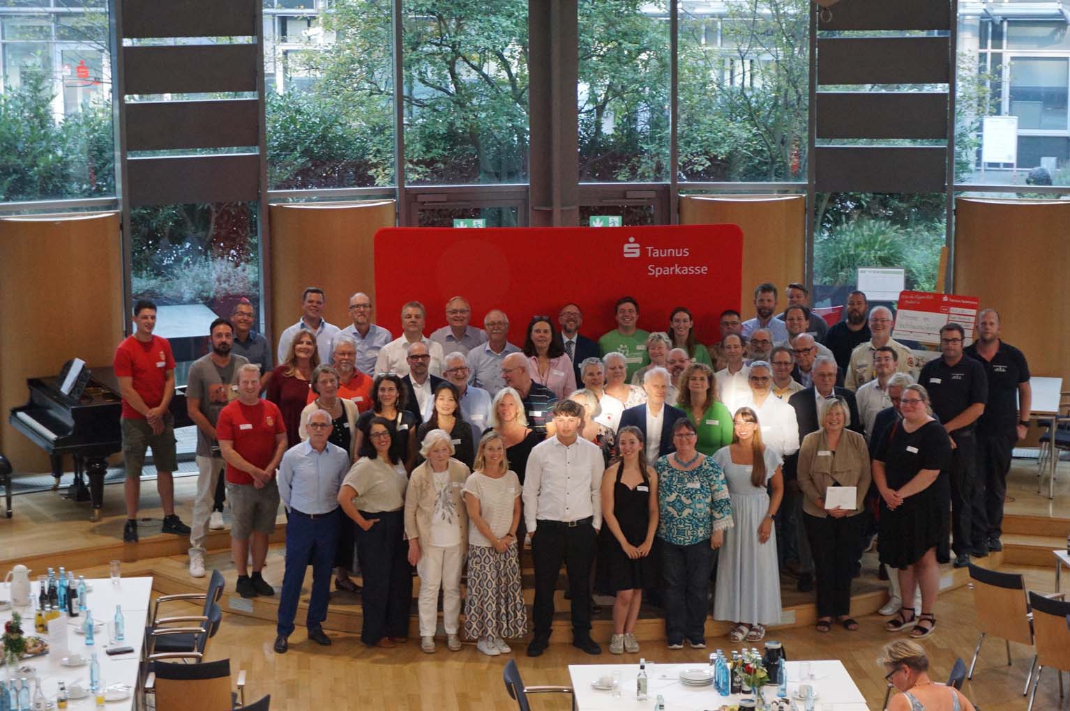 Mehr über den Artikel erfahren HTK: Weit mehr als 100.000 Euro für 30 Vereine im Hochtaunuskreis