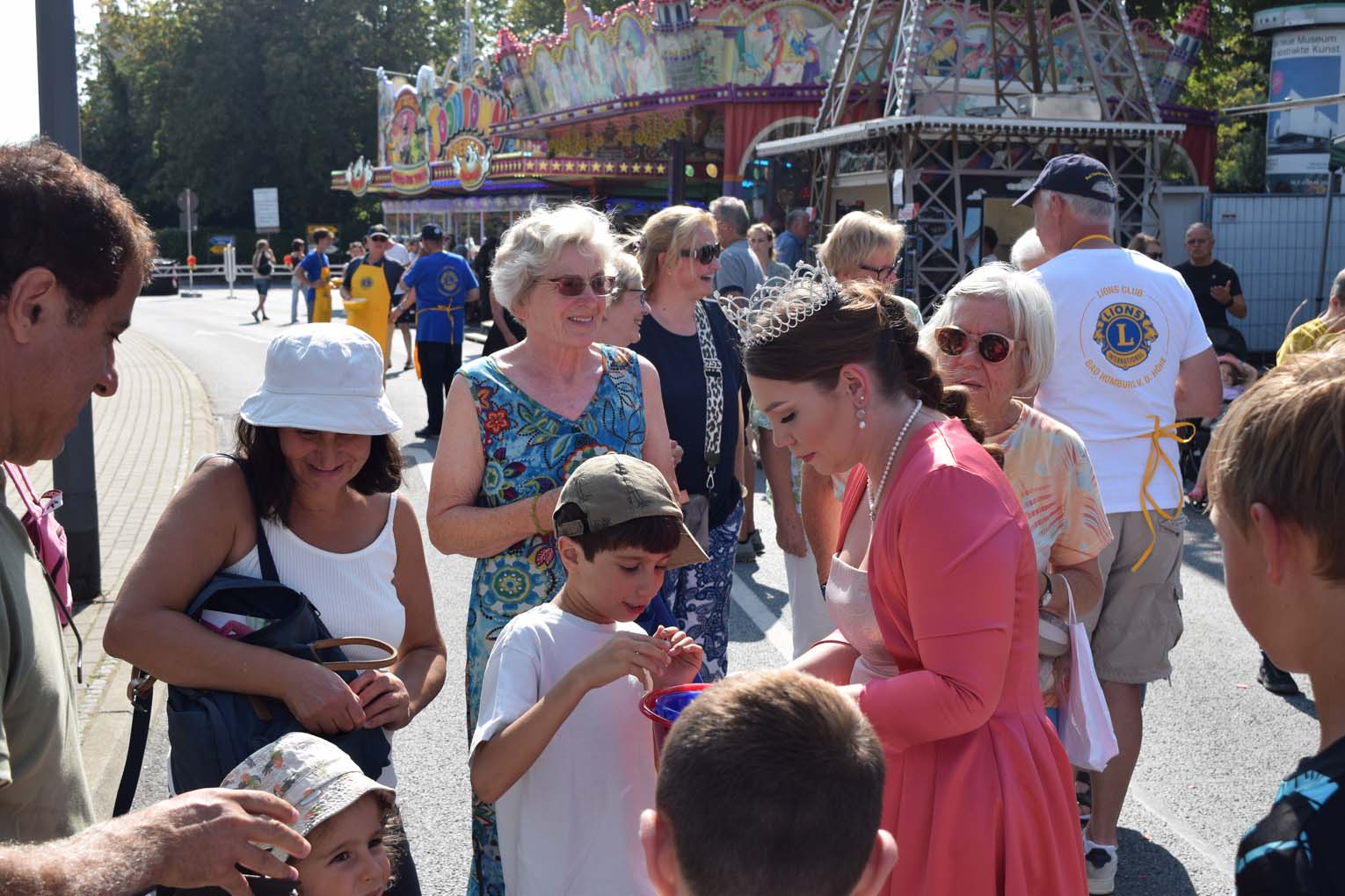 Mehr über den Artikel erfahren Bad Homburg: Lions Club freut sich über Unterstützung durch Laternenkönigin und Oberbürgermeister