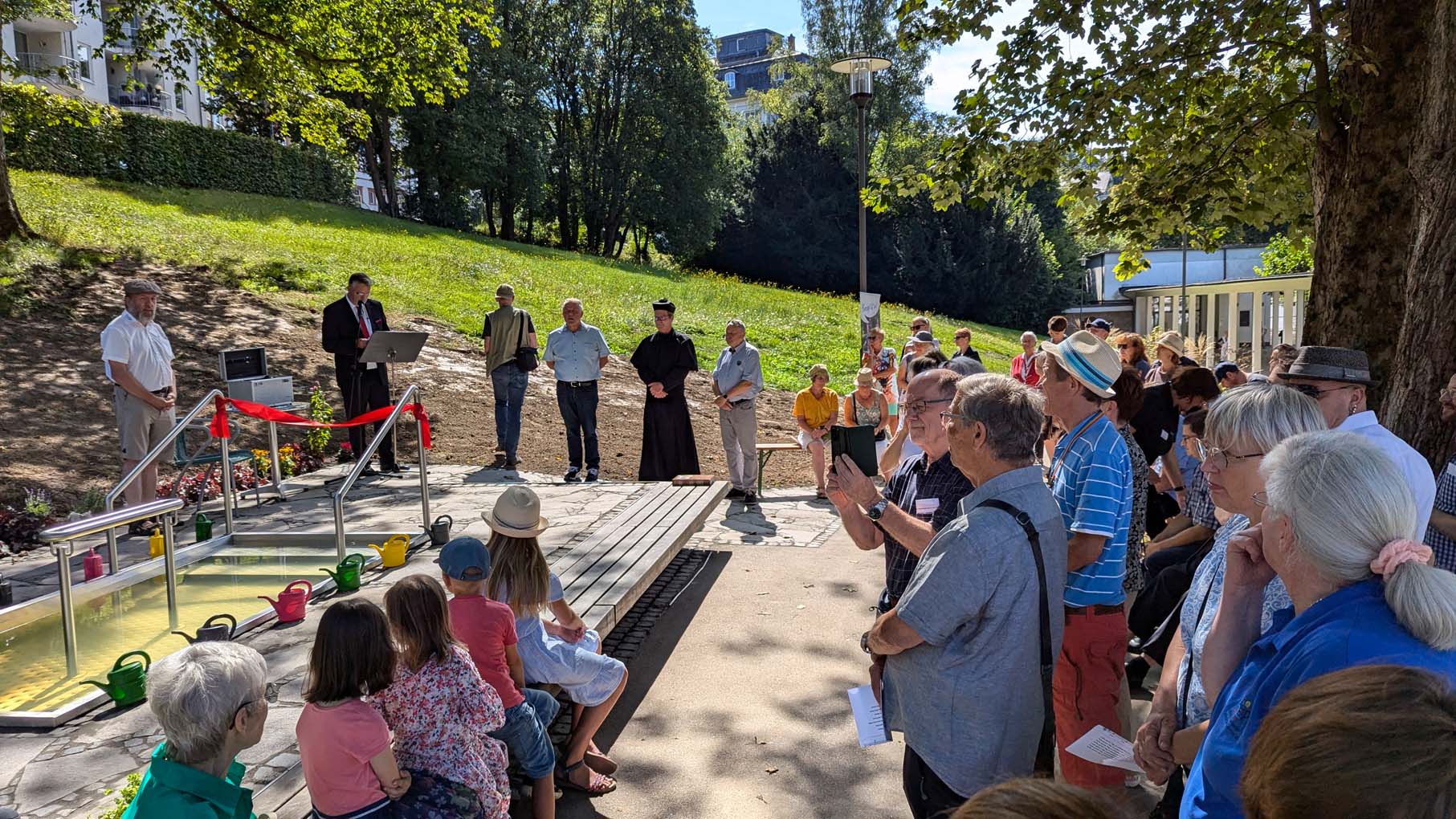 Mehr über den Artikel erfahren Bad Schwalbach: Eine neue Kneipp-Attraktion – Wassertretbecken vor Stahlbadehaus eingeweiht