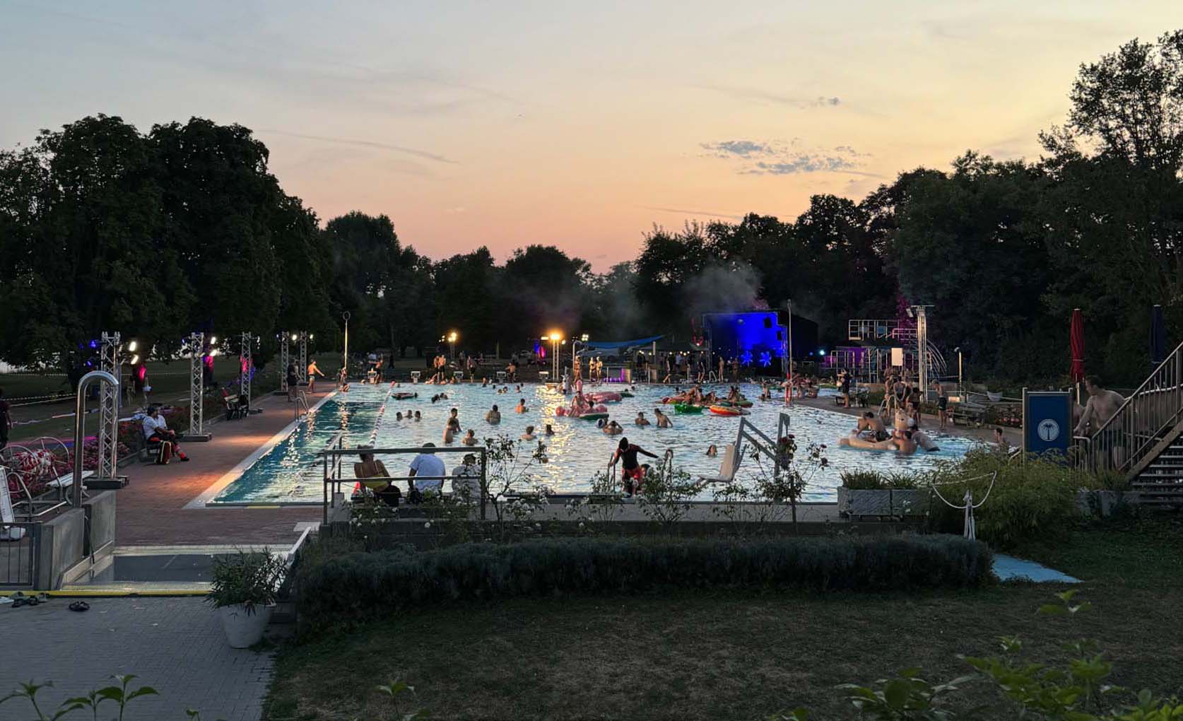 Mehr über den Artikel erfahren Eltville: Poolparty mit 300 Jugendlichen im Rosenbad