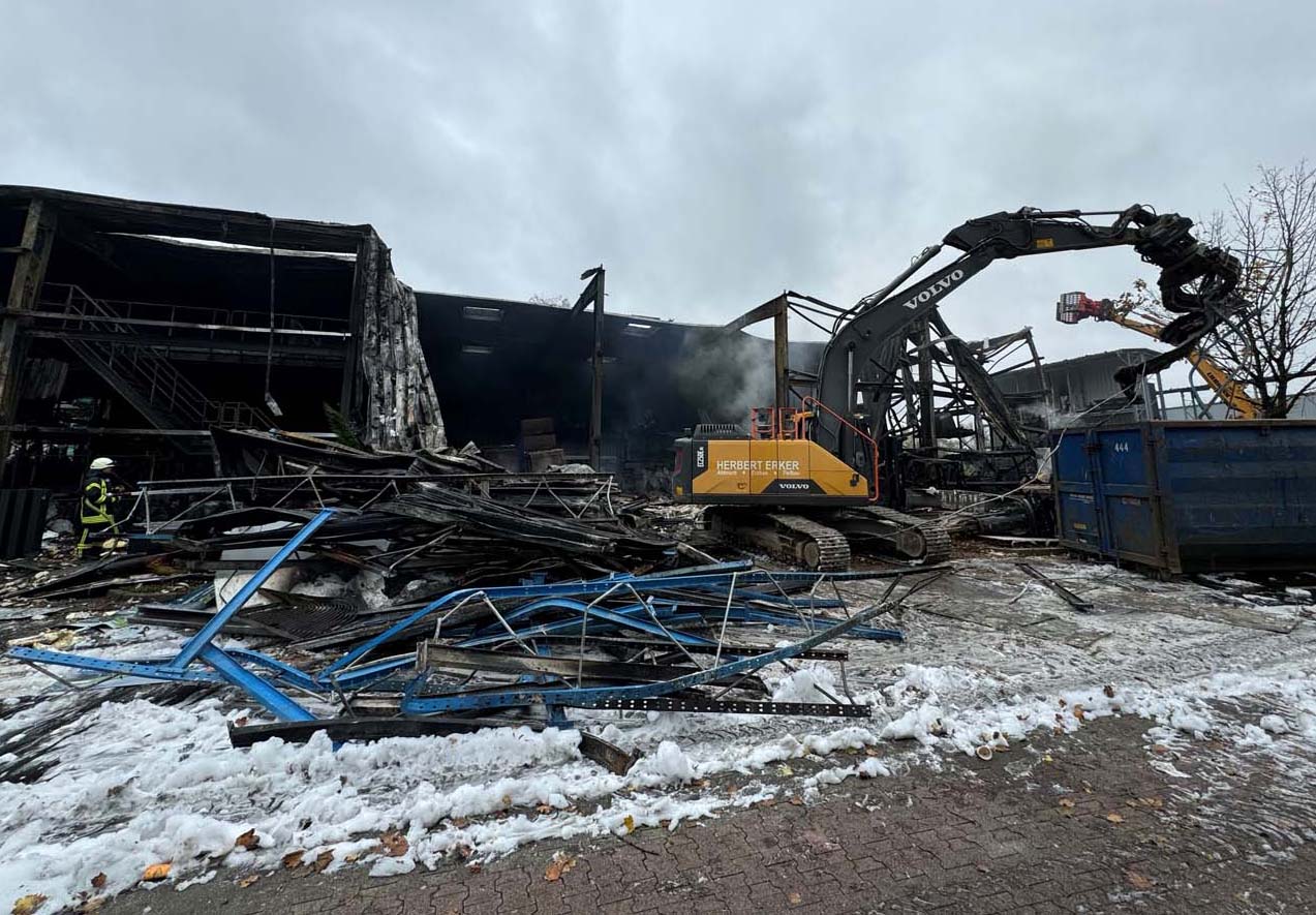 Mehr über den Artikel erfahren Kronberg: Großbrand auf Firmengelände – Großaufgebot von Einsatzkräften leistet hervorragende Arbeit