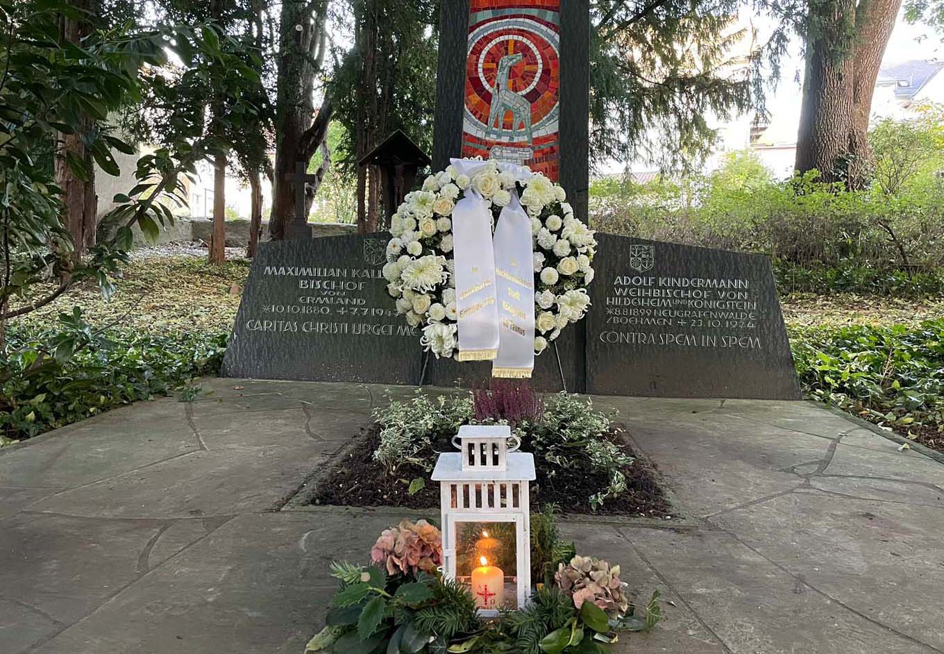 Mehr über den Artikel erfahren HTK: Kranzniederlegung am Grab von Weihbischof Kindermann