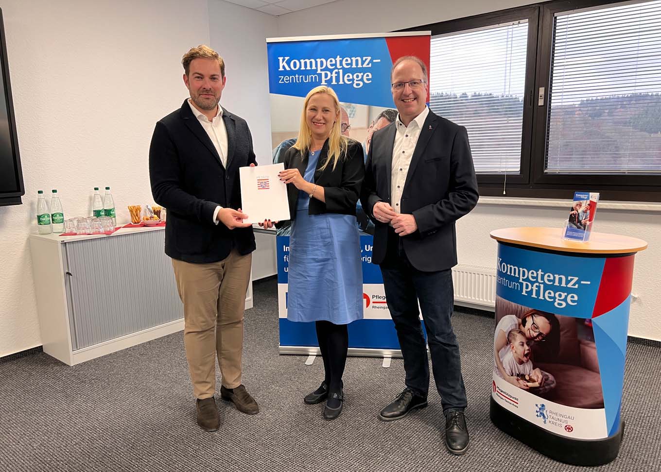 Mehr über den Artikel erfahren RTK: Pflege-Beratung dauerhaft sichern – Gesundheitsministerin Diana Stolz überreicht Förderbescheid im Kompetenzzentrum Pflege