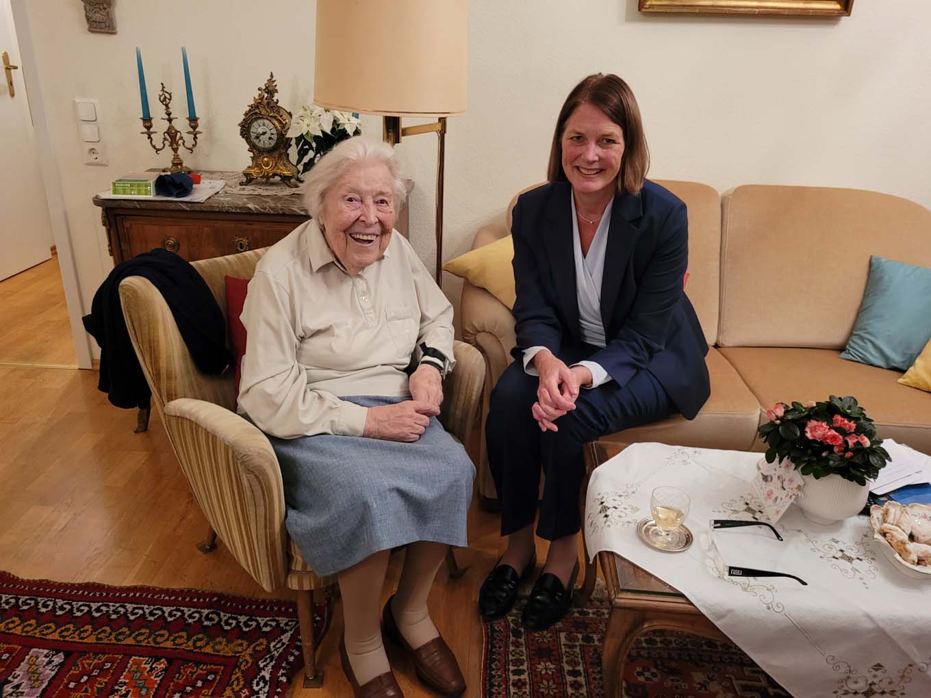 Mehr über den Artikel erfahren Oberursel: Ehrenbürgerin Gretel Portefaix feierte 95. Geburtstag – Bürgermeisterin Antje Runge gratulierte