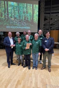 Erster Kreisbeigeordneter Thorsten Schorr (re.) und Kreistagsvorsitzender Renzo Sechi (li.) mit den Gewinnern, den Vertretern der Interessengemeinschaft Kirdorfer Feld aus Bad Homburg. - Foto: HTK-Pressestelle