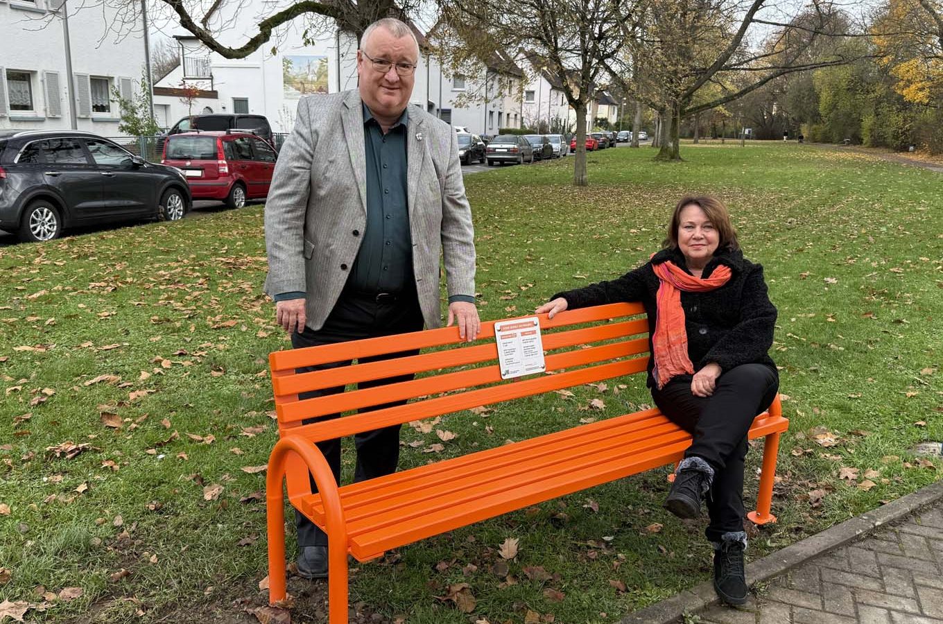 Mehr über den Artikel erfahren Hattersheim: Stadt beteiligt sich mit informativer Sitzbank am Orange Day 2024