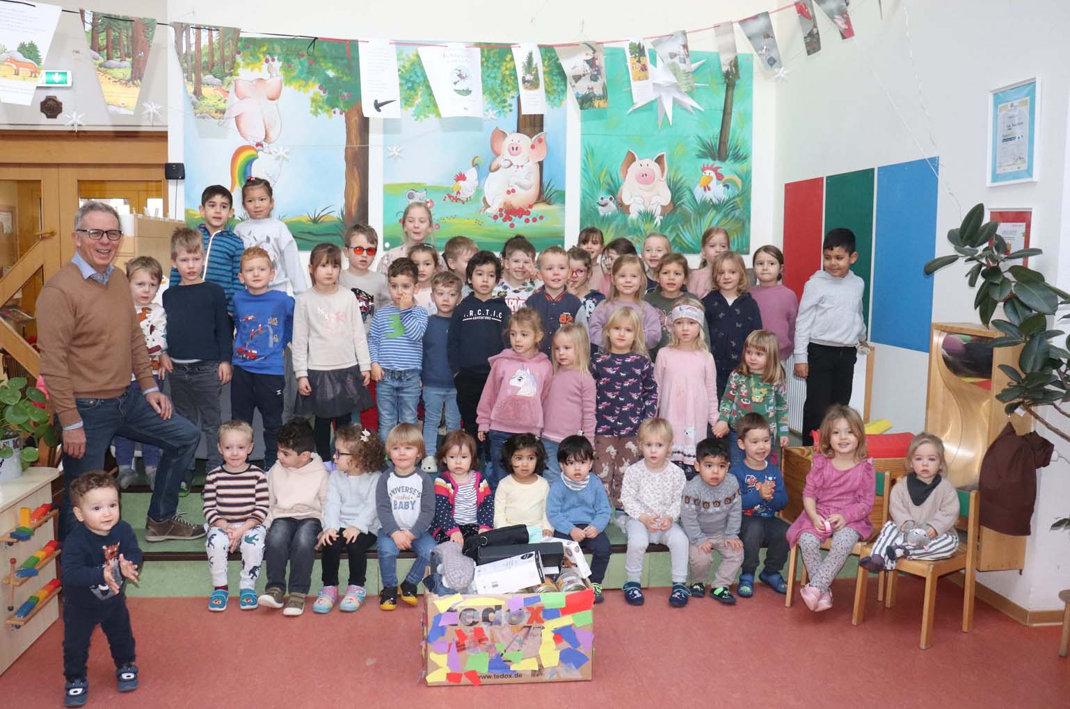 Mehr über den Artikel erfahren Flörsheim: Kita „Bunte Kiste“ übergibt Spenden für Wohnungslose