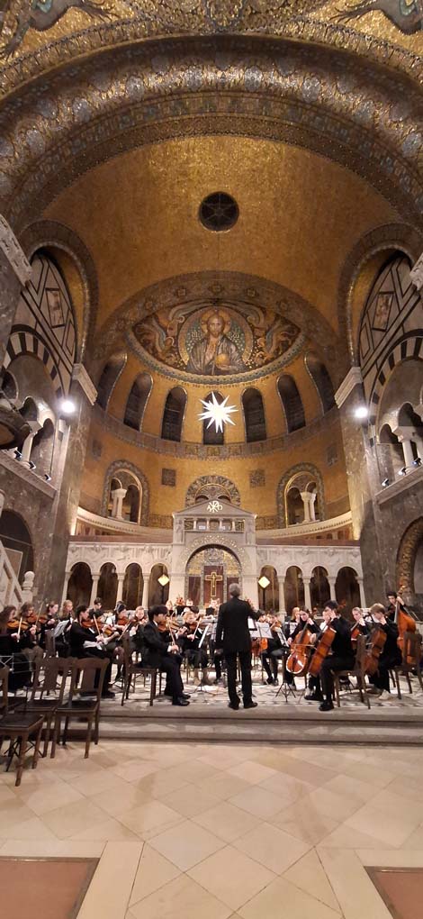 Mehr über den Artikel erfahren HTK/Bad Homburg: Schulen stimmen bestens auf den Advent ein