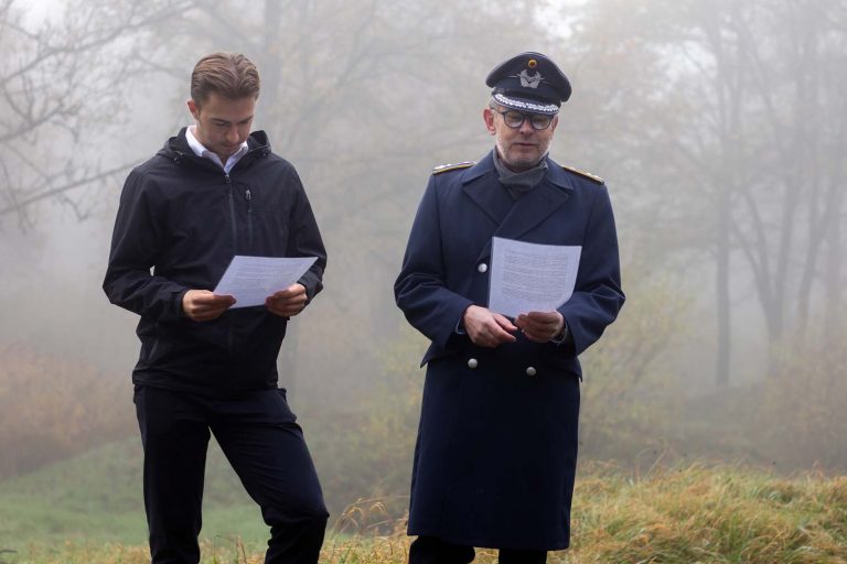 Adrien Meurer (l.) und Onno Onneken (r.) beim Vorlesen der Briefe von Otto Onneken auf Deutsch und Französisch. - Foto: Magdalena Naumann