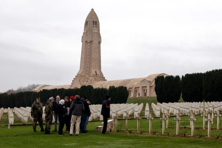 Beim Beinhaus von Douaumont. - Foto: Magdalena Naumann