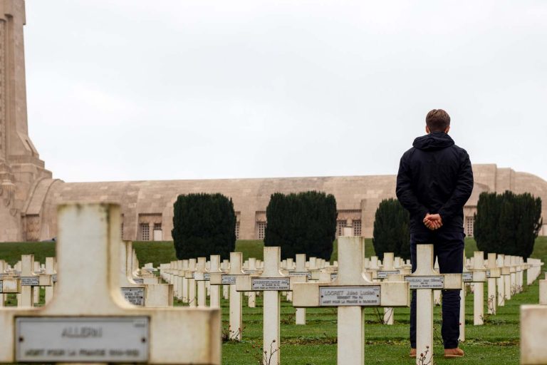 Beim Beinhaus von Douaumont. - Foto: Magdalena Naumann