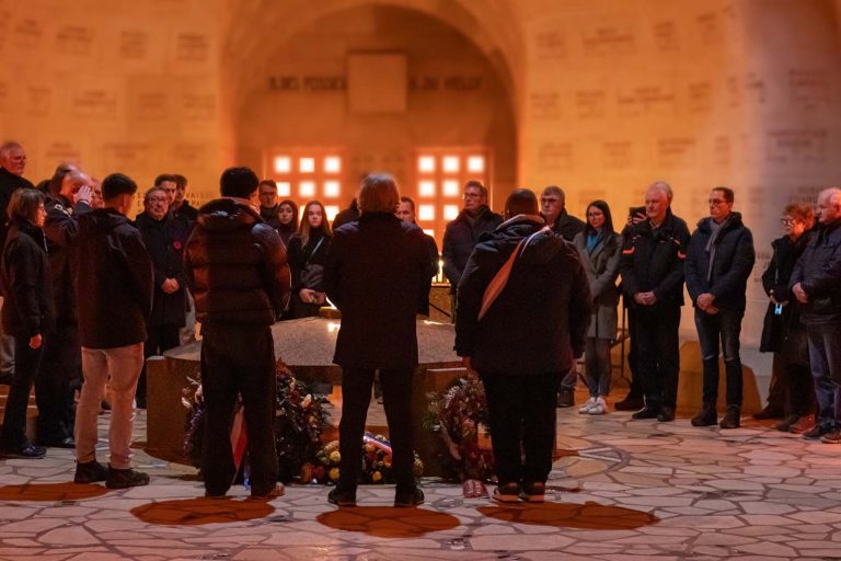 Beim Entzünden der Flamme und der Kranzniederlage im Beinhaus. - Foto: Magdalena Naumann