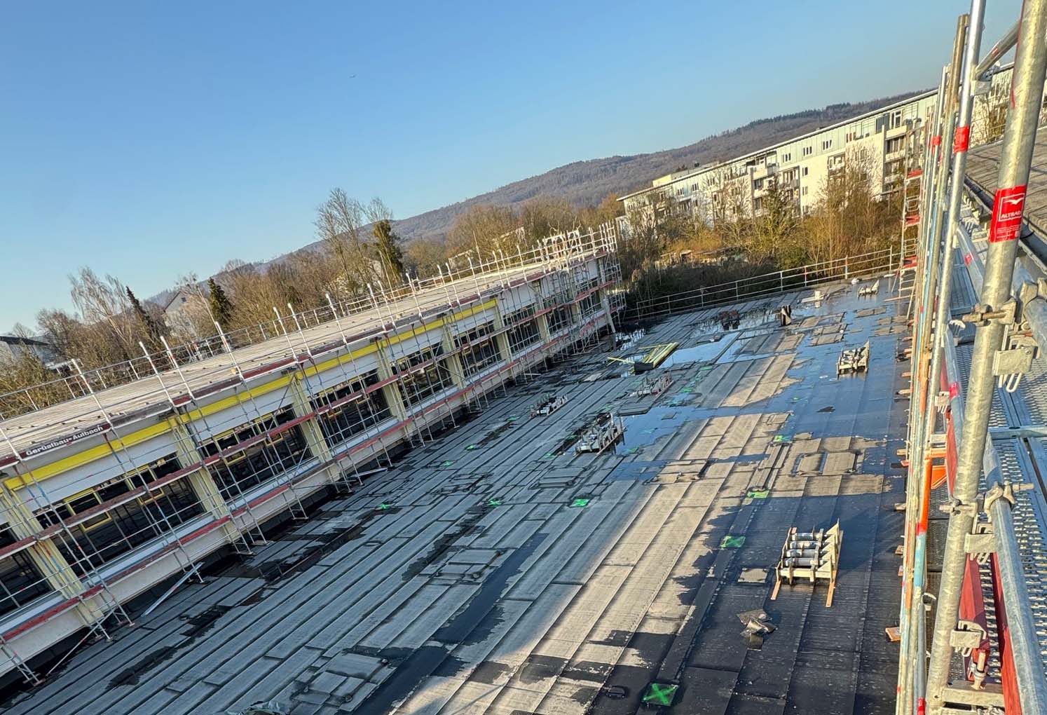 Mehr über den Artikel erfahren HTK: Verzögerungen bei der Sanierung der Sporthallendächer