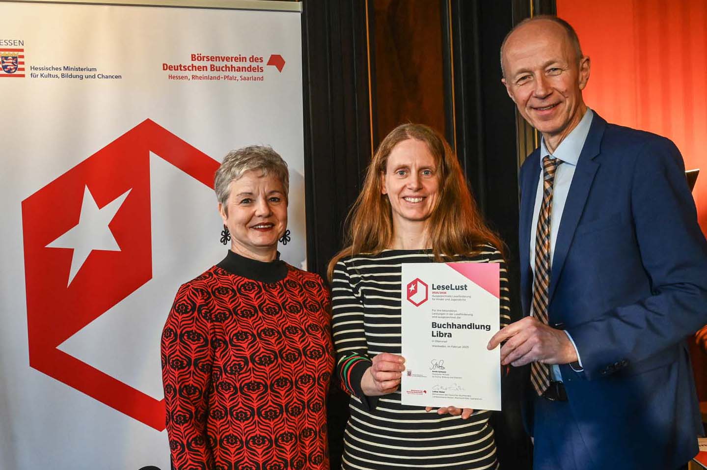 Mehr über den Artikel erfahren Hessen/Oberursel: Buchhandlung Libra erhält Auszeichnung „LeseLust“ für herausragende Leseförderung