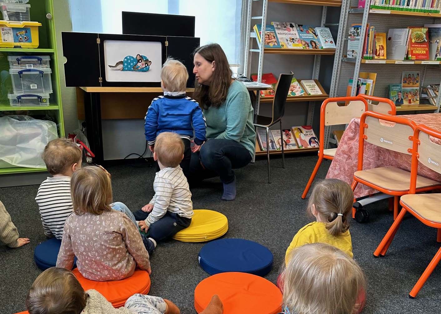 Mehr über den Artikel erfahren Kronberg: Gelungene Kooperation von Kindertagespflege und Stadtbücherei – Kleine Entdecker in der großen Welt der Bücher