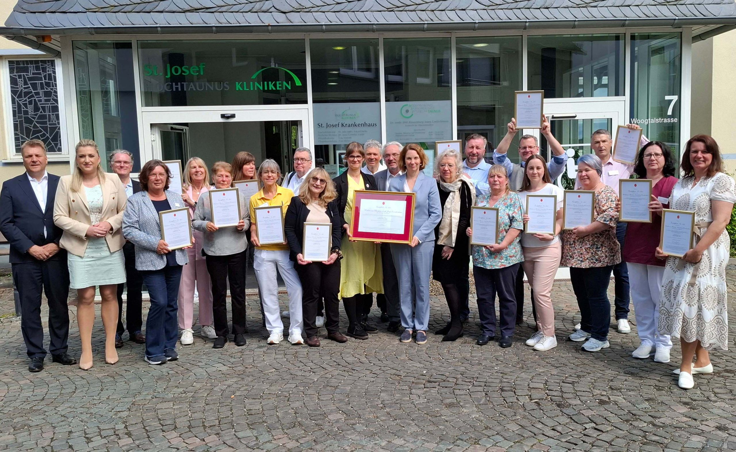 Mehr über den Artikel erfahren HTK/Königstein: Nach Übergabe von Zertifikat und Urkunden ist es besiegelt – St. Josef ist Hessens erstes demenzsensible Krankenhaus