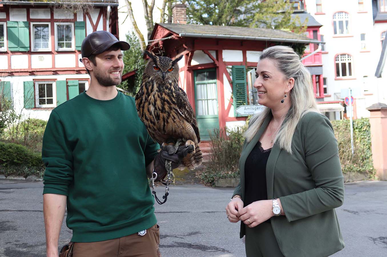 Mehr über den Artikel erfahren Königstein: Uhu „Anton“ zu Besuch vorm Rathaus