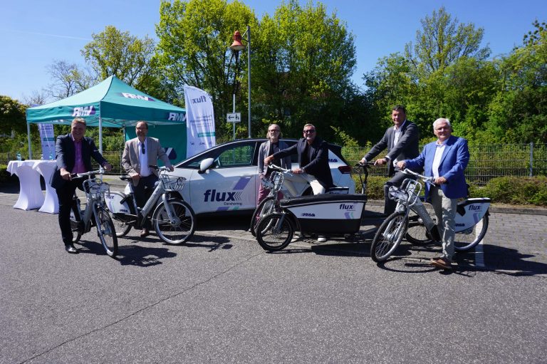 Sie hoffen gemeinsam, dass flux künftig viele Freunde findet (v.l.n.r.): Ulrich Krebs, Landrat des Hochtaunuskreises, stellvertretender RMV-Aufsichtsratsvorsitzender und Vorsitzender des VHT, Lars Keitel, Bürgermeister von Friedrichsdorf, Marco Weigert, Director of Business Strategy bei nextbike, Professor Knut Ringat, RMV-Geschäftsführer, Birger Strutz, Bürgermeister von Neu-Anspach und Dieter Fritz, Erster Stadtrat von Usingen.