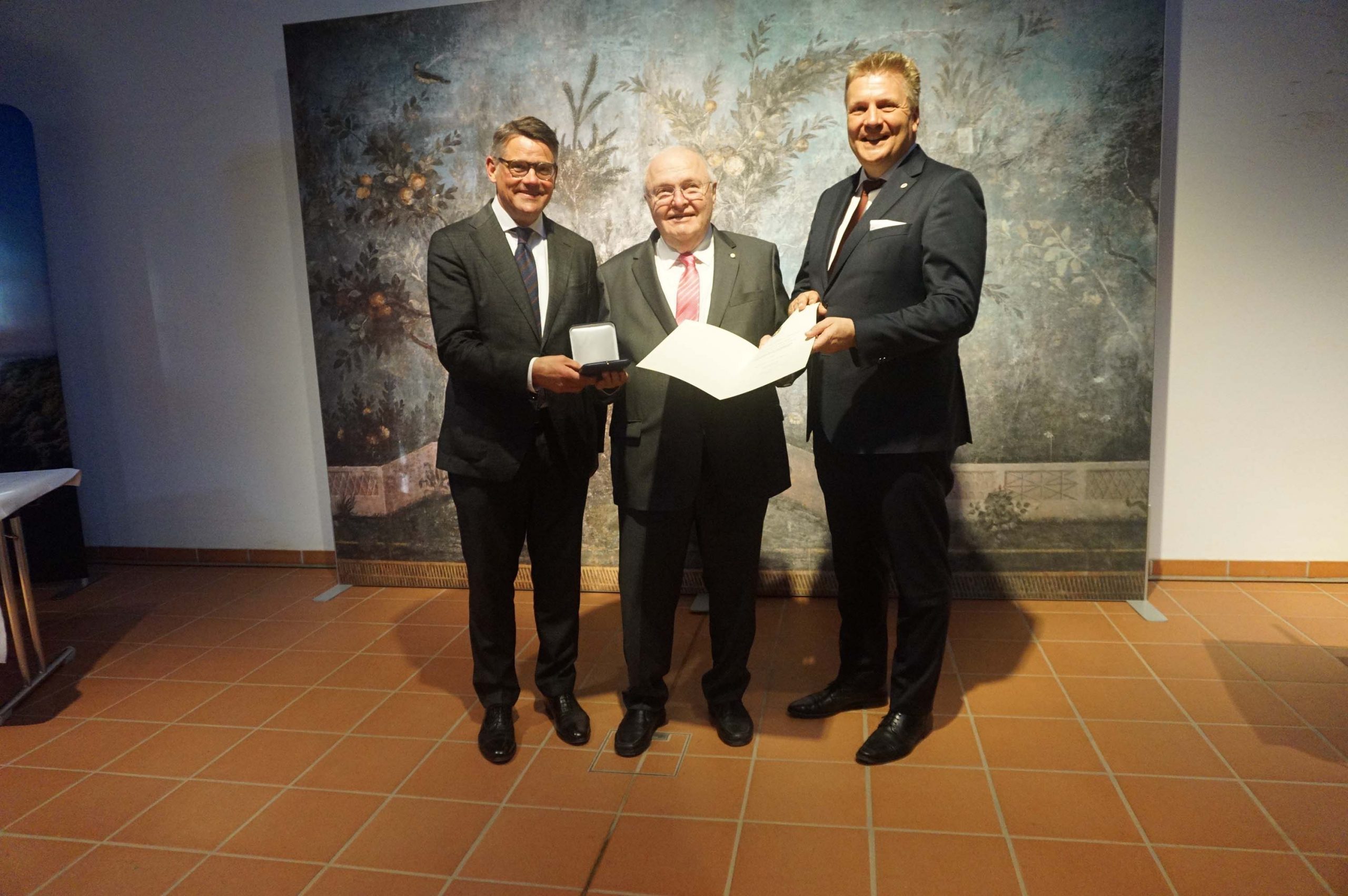 Mehr über den Artikel erfahren HTK: Ein Einmischer und eine „Erschließerin“ von Neuland – Jürgen Banzer erhält den Saalburgpreis, Chiara Siebert dessen Förderpreis