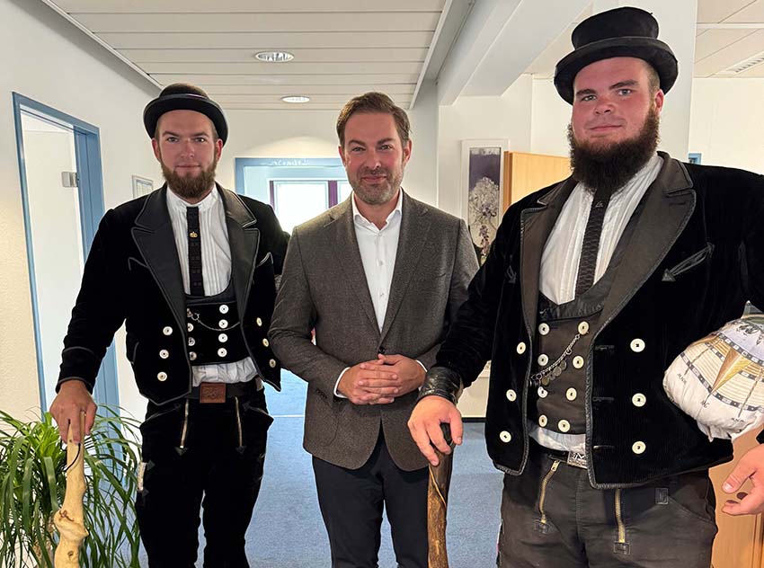 Mehr über den Artikel erfahren RTK: Eine jahrhundertealte Handwerkstradition lebt – Zwei Wandergesellen zu Besuch beim Landrat