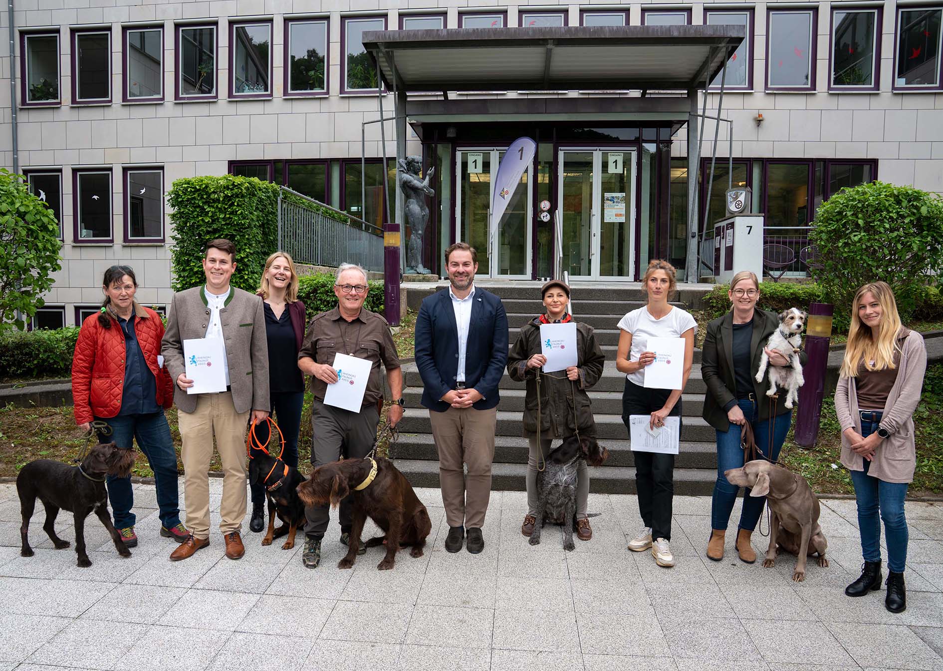Mehr über den Artikel erfahren RTK: Bereit für den Einsatz gegen die Afrikanische Schweinepest – Neun Jagdhunde erfolgreich zu Kadaversuchhunden ausgebildet