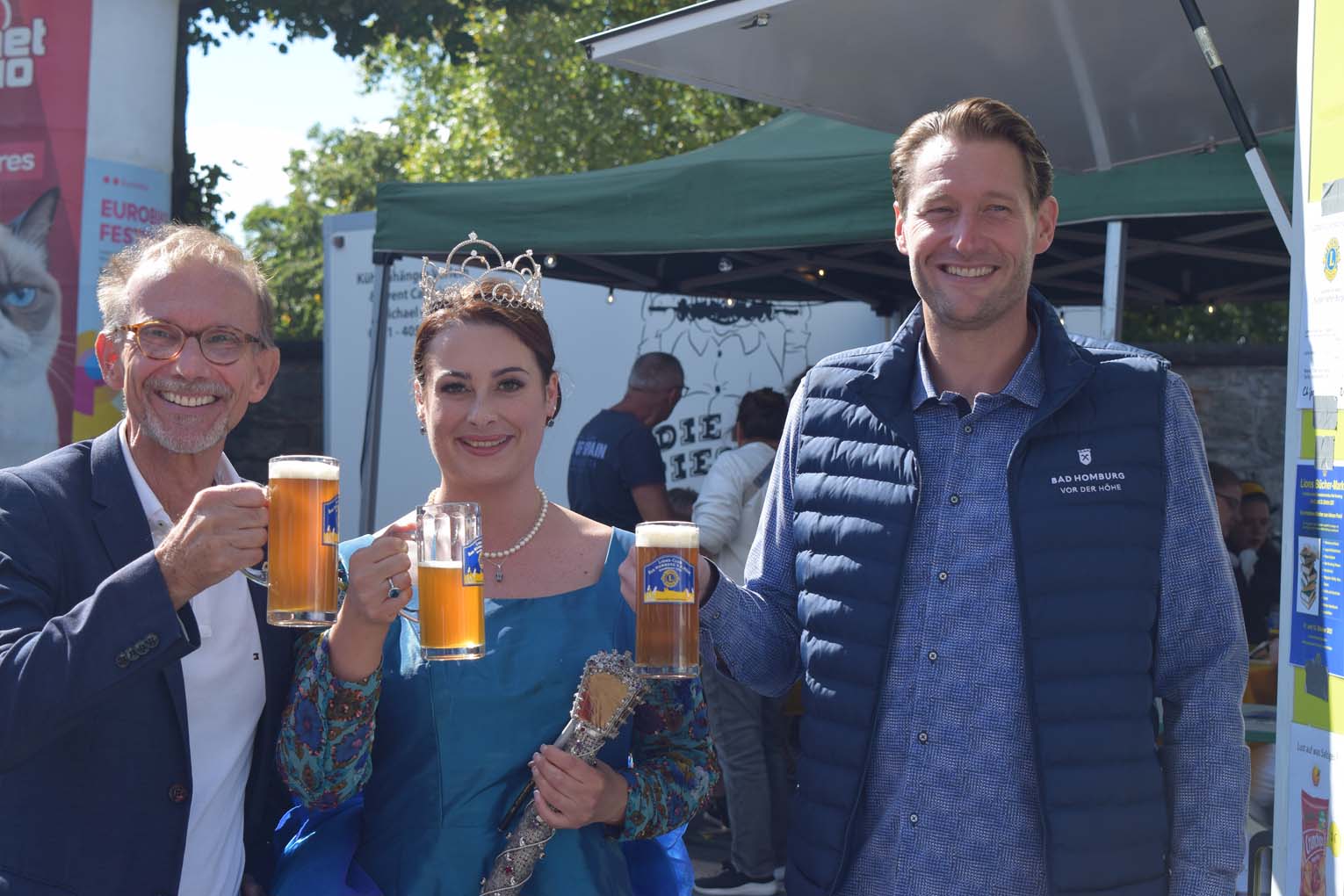 Mehr über den Artikel erfahren Bad Homburg: Laternenkönigin Naomi I. und OB Hetjes testen das frische Laternenfestbier