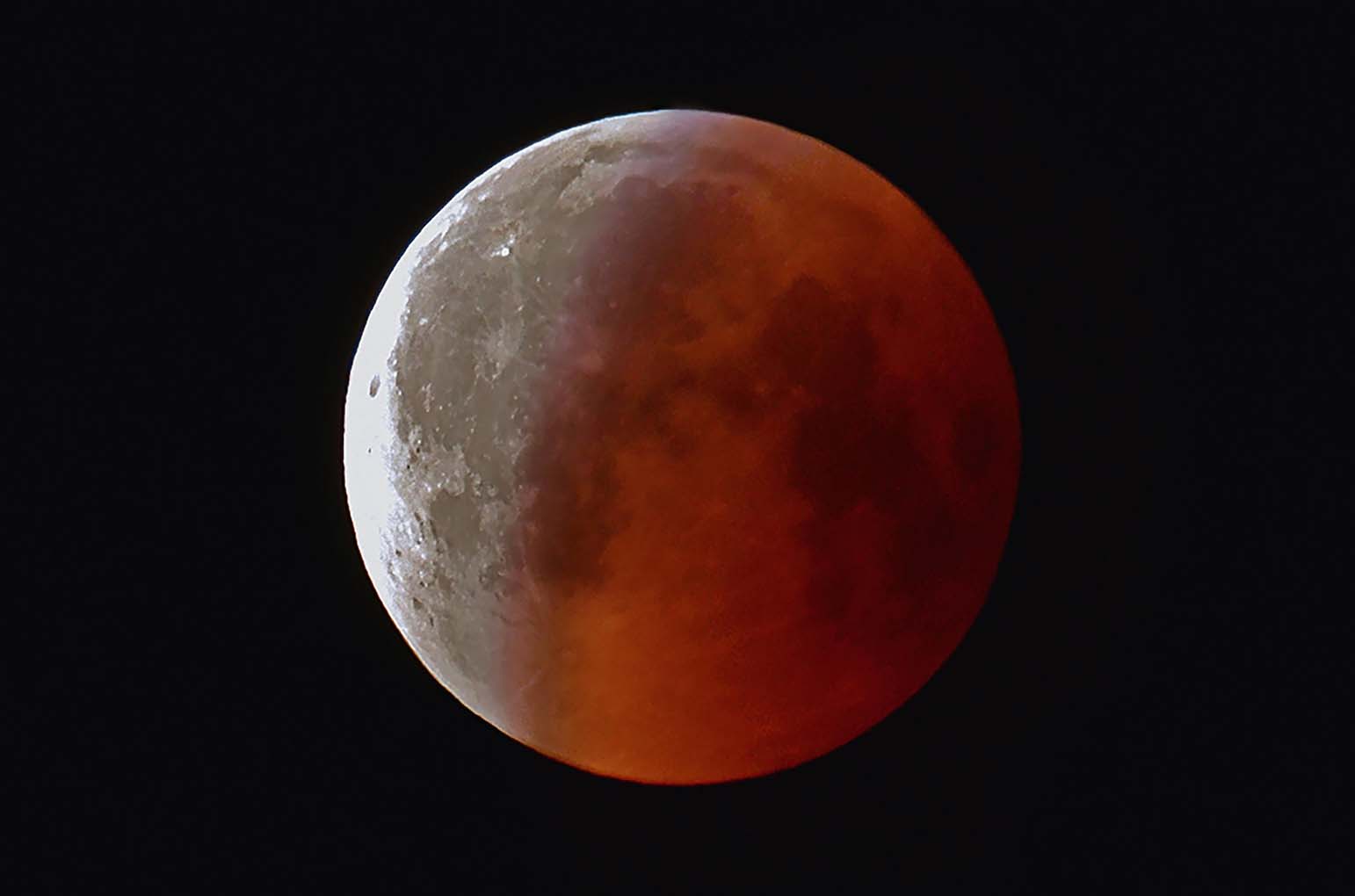 Mehr über den Artikel erfahren Überregional: Totale Mondfinsternis – Am 7. September 2025 zeigt sich der Blutmond über dem Osthorizont